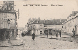 P10-95) MAGNY EN VEXIN - PLACE D'ARMES -  (ANIMEE - HABITANTS - 2 SCANS) - Magny En Vexin