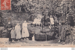 A11-47) DAMAZAN - FONTAINE  - ( ANIMEE - GROUPE D ' ENFANTS - HABITANTS ) - Damazan