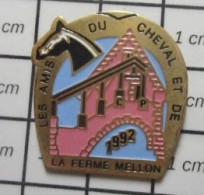 310c Pin's Pins / Beau Et Rare : ASSOCIATIONS / LES AMIS DU CHEVAL DE LA FERME MELLON Je Dis Chapeau ! - Verenigingen