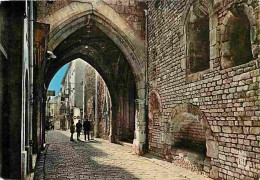 84 - Apt - Beffroi De La Cathédrale Sainte-Anne - Rue Des Marchands - CPM - Voir Scans Recto-Verso - Apt