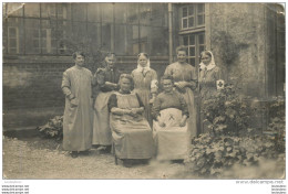 CARTE PHOTO LIEU NON IDENTIFIE  FEMME AVEC BRASSARD CROIX ROUGE - Te Identificeren