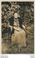 CARTE PHOTO  FEMME ASSISE DANS UN FAUTEUIL AVEC LE JOURNAL LE PAYS DE FRANCE - Zu Identifizieren