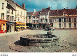 LA FERTE GAUCHER  HOTEL DE VILLE SUR LA PLACE DU GENERAL DE GAULLE - La Ferte Gaucher