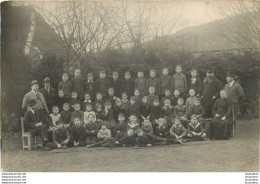 CARTE PHOTO  GROUPE D'ENFANTS ET ADULTES ET PRETRE LIEU NON IDENTIFIE - Te Identificeren