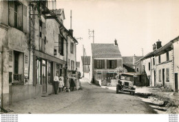 DOMPTIN LE CENTRE AVEC VIEILLE AUTOMOBILE - Other & Unclassified