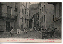 Carte Postale Ancienne Roquefort - Une Rue. Sortie Des Cabanières (Ouvrières Travaillant Aux Caves) - Roquefort