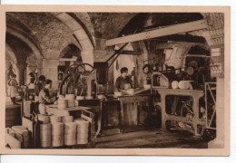 Carte Postale Ancienne Roquefort - Caves De La Rue. Atelier De Piquage Brossage - Agriculture - Roquefort