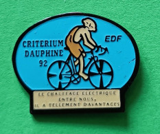 Pin's EDF Criterium Dauphiné 92 Le Chauffage Electrique Entre Nous Il A Tellement D'avantages Velo Bicyclette - EDF GDF