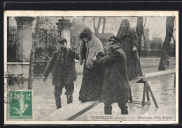 AK Courbevoie, Sauvetage D`une Femme 1910  - Überschwemmungen