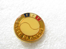 NO PIN'S  BROCHE   F F T  FEDERATION FRANÇAISE DE TENNIS  BALLE BLANCHE - Tenis