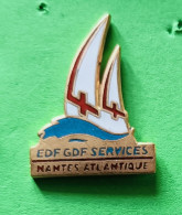 Pin's EDF-GDF Services Nantes Atlantique 44  Bateau Voilier Signé Stadium - EDF GDF