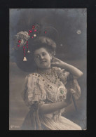 Frau Posiert Großer Hut Blume Kleid Verziert Bunte Steine, Gelaufen 12.7.1909 - Hold To Light
