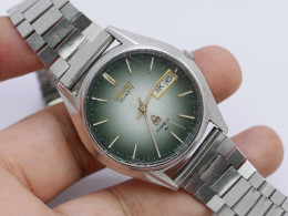 Vintage Seiko Type II 4336 8000 Green Dial Men Quartz Watch Japan Round Shape 36mm - Relojes Ancianos