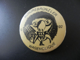 Old Badge Schweiz Suisse Svizzera Switzerland - Fasnacht Schürebrünzler Wagenclique 1992 - Sin Clasificación