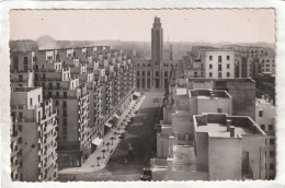 CPSM :14 X 9 - LYON - Les  Gratte-ciel De Villeurbanne. Vue D'ensemble Sur L'avenue Henri-barbusse Et L'Hôtel De Ville - Villeurbanne