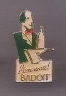 Pin's  Bienvenue Badoit Serveur Avec Bouteille D'eau Réf 721 - Bebidas