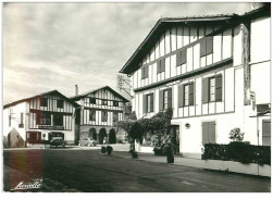 64.URRUGNE.n°14069.PLACE DE LA MAIRIE ET SES MAISONS DE STYLE BASQUE.CPSM - Urrugne