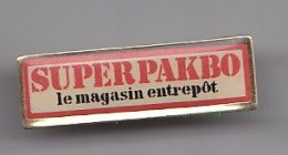 Pin's  Super Pakbo Le Magasin Entrepôt Réf 2523 - Autres & Non Classés