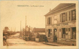 60.THOUROTTE.LE PASSAGE A NIVEAU.CAFE TABAC DE LA GARE - Thourotte