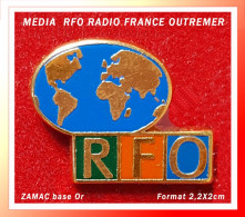 SUPER PIN'S MEDIA - RFO : Visuel GLOBE En ZAMAC Base Or, Format 2X1,5cm - Médias