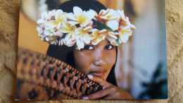 CPM POLYNESIE FRANCAISE TAHITI JEUNE TAHITIENNE PORTRAIT FLEURS ED DU PACIFIQUE IRIS 147 - Polynésie Française