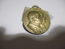 Médaille Clémenceau Foch Au Bon Marché Paris Justice Poursuivant Le Crime - Profesionales / De Sociedad
