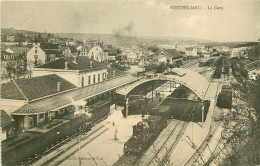 25 MONTBELIARD. Train Et Locomotive Dans La Gare - Montbéliard