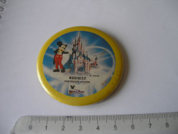 Badge RENAULT Partenaire OffiCiel EURO DISNEY (attention Ce N'est Pas Un Pin's) - Renault