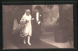 Foto-AK Hochzeitsfoto, Brautpaar Kommt Aus Der Kirche  - Marriages
