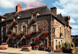 56 ROCHEFORT-EN-TERRE  Place Du Puits   La Maison Aux Géraniums     (Scan R/V) N°   5   \MS9025 - Rochefort En Terre