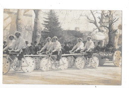 CPA A SITUER - Un Char Dans Un Carnaval - 6 Cyclistes - TOUL 5 - - A Identifier