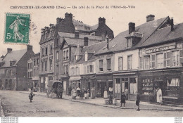 B11-60) CREVECOEUR LE GRAND (OISE) UN COTE DE LA PLACE DE L'HOTEL DE VILLE - ( ANIMEE - HABITANTS - COMMERCES )) - Crevecoeur Le Grand