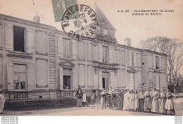 V31-33) BLANQUEFORT (GIRONDE) CHATEAU DU BECHON - ( ANIMEE - HABITANTS ) - Blanquefort