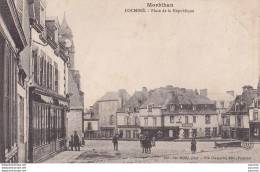 A7-56) LOCMINE (MORBIHAN) PLACE DE LA REPUBLIQUE  - ( ANIMEE - HABITANTS -  COMMERCES - 2 SCANS ) - Locmine