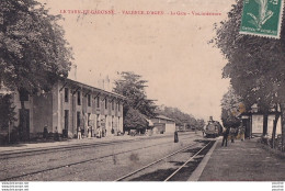 J1-82) VALENCE D ' AGEN (TARN ET GARONNE) LA GARE - VUE INTERIEURE - ( ANIMEE - TRAIN - VOYAGEURS - 2 SCANS ) - Valence