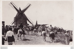 B6-13) FONTVIEILLE - LES GARDIANS DE CAMARGUE MONTENT AU MOULIN DE DAUDET  - (  2 SCANS ) - Fontvieille