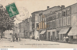 82) VALENCE D'AGEN (TARN ET GARONNE)  PLACE DE LA LIBERTE (COTE EST) - (ANIMEE  - COMMERCES - VILLAGEOIS)  - Valence
