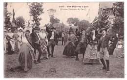UNE BOURREE A HUIT - Anciens Costumes Du Velay (carte Animée) - Tänze