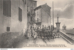 E17-12) ROQUEFORT (AVEYRON)  SOCIETE ANONYME DES CAVES - OUVRIERES SORTANT DES CAVES DE LA RUE  + DOS PUB - (2 SCANS) - Roquefort