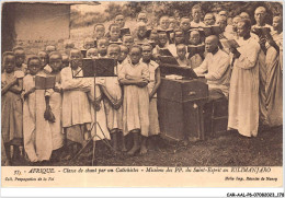 CAR-AALP6-KENYA-0568 - AFRIQUE-Classe De Chant Par Un Cathechistes-missions Des Pp, Du Saint-Esprit Au KILIMANJARO - Kenia