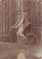 CARTE PHOTO - Un Militaire Sur Une Bicylette - Carte Postale Ancienne - Fotografie