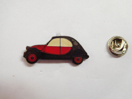 Beau Pin's , Auto Citroën 2 CV , 2 CH , Noir Et Rouge , Fond Noir Quadrillé - Citroën