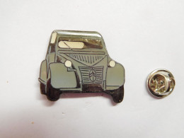 Beau Pin's , Auto Citroën 2 CV , 2 CH , Grise , Fond Noir Quadrillé , Grand Modèle : 25x31 Mm - Citroën