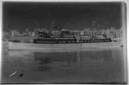 PLAQUE DE VERRE. PAQUEBOT LISIEUX. PORT DE DIEPPE. SEINE-MARITIME. NORMANDIE. VERS 1950 - Glass Slides