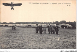 AJCP8-0757- AVION - LES HANGARS - RENTREE D'UN APPAREIL APRES UN TOUR D'ESSAI - 1914-1918: 1ère Guerre