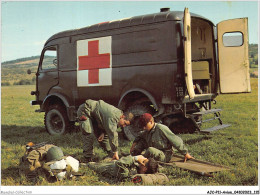 AJCP11-1075- AVION - PARACHUTISME - AMBULANCIERS EN PLEIN TRAVAIL - 1946-....: Moderne