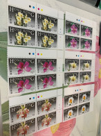 Hong Kong Flowers 6 Values MNH Corner Block With Traffic Lights - Neufs