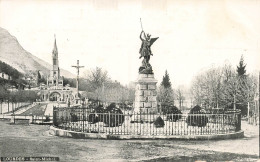 FRANCE - Lourdes - Saint Michel - Vue Sur Une Statue - Une Place - Vue Générale - Carte Postale Ancienne - Lourdes