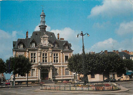 03 - Commentry - L'Hôtel De Ville - Automobiles - CPM - Voir Scans Recto-Verso - Commentry