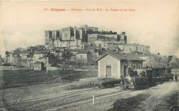 26 GRIGNAN. Château Et Tramway En Gare - Grignan